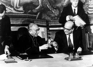 IL CARDINALE AGOSTINO CASAROLI CON BETTINO CRAXI ALLA FIRMA DELL' ACCORDO DI REVISIONE DEL CONCORDATO D' ITALIA (Umberto Roazzi / Giacominofoto, ROMA - 1984-02-18) p.s. la foto e' utilizzabile nel rispetto del contesto in cui e' stata scattata, e senza intento diffamatorio del decoro delle persone rappresentate